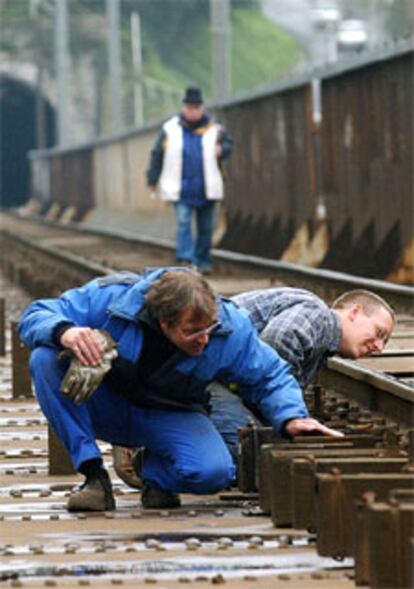 Un grupo de inspectores examina las vías ferroviarias en las cercanías de Bayona.