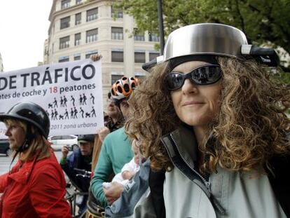 Cyclists protest against the helmet plan in Valencia.