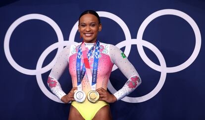 Rebeca Andrade com suas duas medalhas.