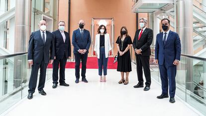 La presidenta de la Comunidad Autónoma, Isabel Díaz Ayuso, junto a los rectores de las seis universidades públicas de Madrid.