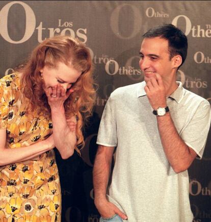 Nicole Kidman y el director Alejandro Amenábar, durante la presentación en julio de 2000 del rodaje de la película ‘Los otros’, en Madrid. 