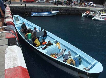 Esta es la embarcación en la que han viajado hacinados y sin agua durante días los 59 inmigrantes llegados a La Gomera. Los supervivientes aseguran que arrojaron varios cadáveres en su trayecto hasta costas canarias.