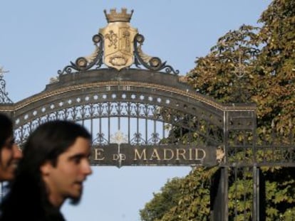 Escudo de la Segunda Rep&uacute;blica en una de las puertas de acceso al Retiro, en la calle Alfonso XII.