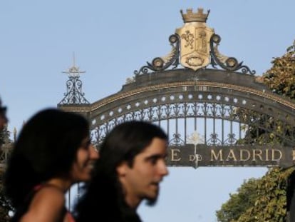 Escudo de la Segunda Rep&uacute;blica en una de las puertas de acceso al Retiro, en la calle Alfonso XII.