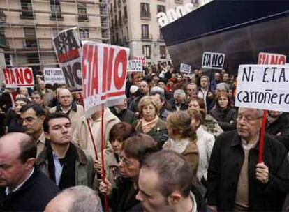 Cientos de personas han acudido a las manifestaciones convocadas por la Federación Española de Municipios y Provincias y por la Asociación Víctimas del Terrorsimo.