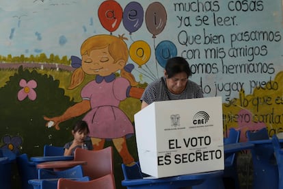 Una mujer vota en la segunda vuelta de las elecciones presidenciales en Quito, Ecuador, en octubre de 2023. 