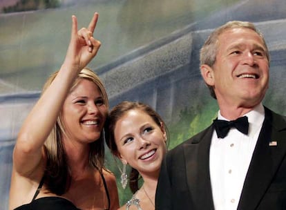 De izquierda a derecha, Jenna, su hermana Barbara y George W. Bush.