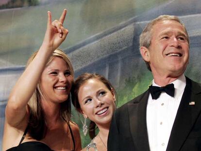 De izquierda a derecha, Jenna, su hermana Barbara y George W. Bush.