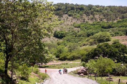 Pobladores caminan por El Palmarito, una localidad de Rosario.