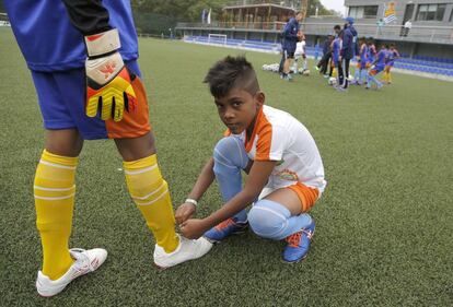 Un jugador del Gamesa DreamFooters le ata las botas a su portero.