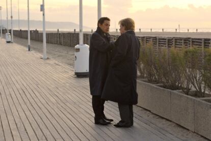 Nicolas Sarkozy y Angela Merkel conversan en octubre pasado en la playa de Deauville (Francia).