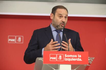 El secretario de Organización del PSOE, José Luis Ábalos, en rueda de prensa en la sede del PSOE.