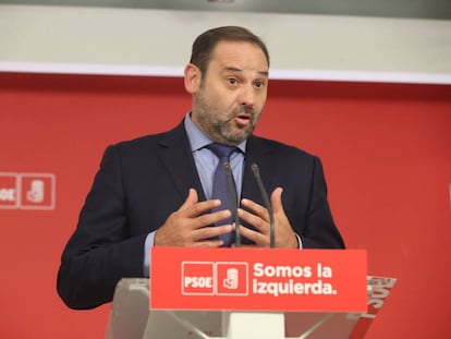 El secretario de Organizaci&oacute;n del PSOE, Jos&eacute; Luis &Aacute;balos, en rueda de prensa en la sede del PSOE. 