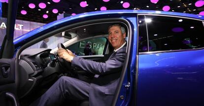 José Vicente de los Mozos, en el expositor de Renault en la feria del automóvil de París.