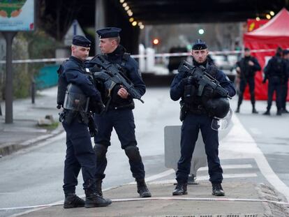 La policía sella el área del ataque con cuchillo del viernes en Villejuif que dejó un muerto y dos heridos 
