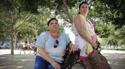 Tean Viciach, sentada, y Sonia Fern&aacute;ndez, en una plaza de Castelll&oacute;n. 