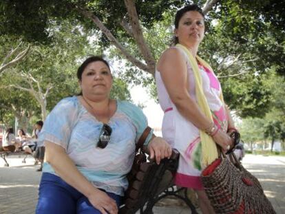 Tean Viciach, sentada, y Sonia Fernández, en una plaza de Castelllón.