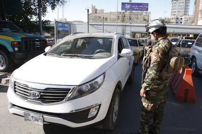 Un policia en un puesto de control en Bagdad, el pasado jueves. 