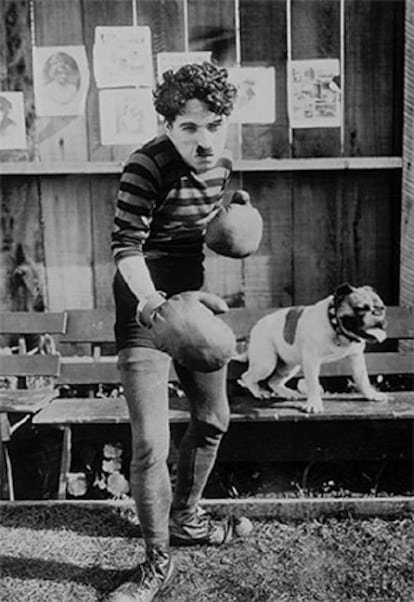 Charles Chaplin, en <i>Charlot boxeador</i> <i>(The champion,</i> 1915). (Archivos de Roy Export Company Establishment, cortesía NBC, París).