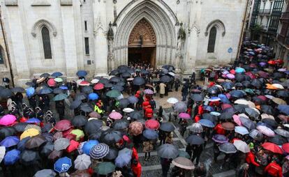 Vista de la Catedral de Santiago, donde centenares de bilbaínos se han congregado para seguir el funeral por Azkuna.