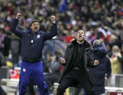Simeone y su segundo, el 'Mono' Burgos, celebran un gol del Atlético en el partido de ida de las semifinales de la Europa League contra el Valencia, en el Calderón.
