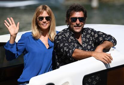 El actor italiano Adriano Giannini y su mujer, Gaia Trussardi, a su llegada a la gala inaugural de la 77ª edición del Festival de Venecia.