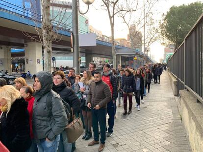 Largas colas durante el primer día del cierre de la Línea 4 de Metro para coger el servicio alternativo de bus en Avenida de América.