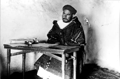 El líder rifeño Abd-el-Krim, fotografiado por Alfonso el 1 de agosto de 1922, en su casa de Axdir (Marruecos).