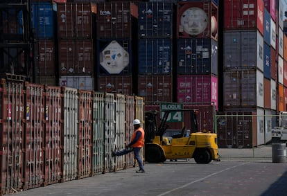 Un trabajador portuario en el puerto de Manzanillo, en 2023.