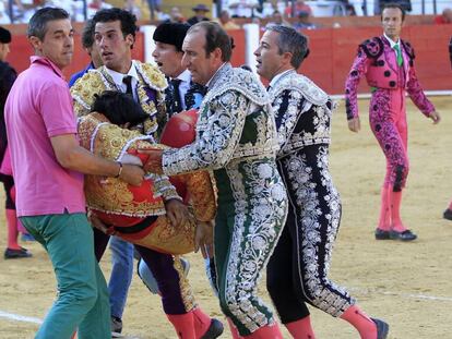 Víctor Barrio conduït a la infermeria.