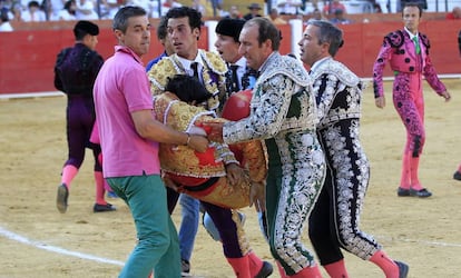 Víctor Bairro ao ser socorrido após ser atingido.