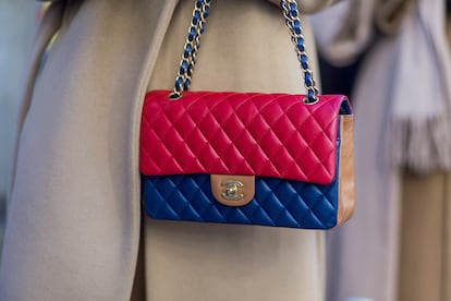 Chanel y otras marcas clásicas de lujo no solo han aumentado su valor en la reventa, también han subido, en los productos más icónicos, sus precios de venta habituales.