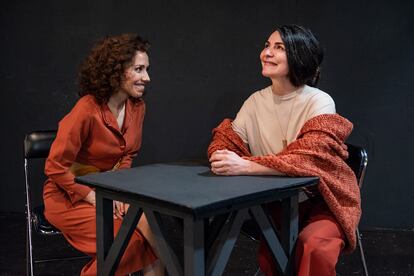 Nuria García y Ana Fernández, en un ensayo de 'El grito'.