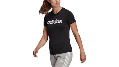 Una camiseta de estilo clásico para vestir casual o hacer deporte. ADIDAS.