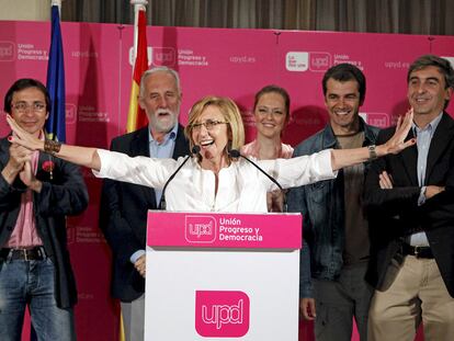 Rosa Díez, líder de UPyD, festeja los resultados con miembros de la formación, entre ellos el actor Toni Cantó (segundo por la derecha).