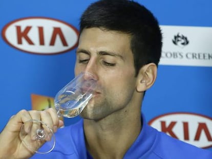 Djokovic celebra su triunfo con champán.