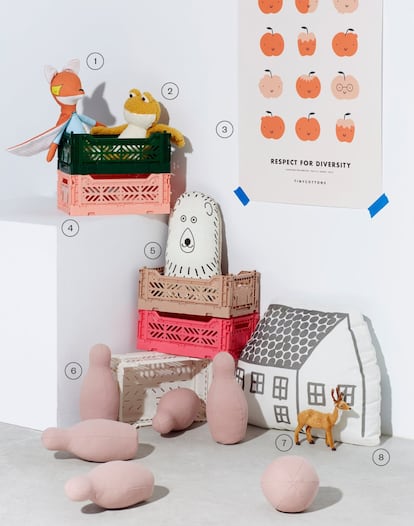<b><p>La casa en orden</b></p> 1. Peluche de zorro superhéroe de Pani Pieska (48 euros). 2. Peluche de rana de Zara Home (20 euros). 3. Póster de Tinycottons (24 euros). 4. Minicajitas de almacenaje de Tinycottons (6 euros por unidad). 5. Cojín con forma de erizo de Bonton (45 euros). 6. Pack de 6 bolos y bola de algodón orgánico de Numero 74 (50 euros). 7. Reno de goma de Tiger (3 euros). 8. Cojín de casa de Leroy Merlin (12,95 euros).