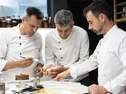 Los cocineros Oriol Castro, Mateu Casañas y Eduard Xatruch, el pasado 16 de mayo, trabajando en la mesa creativa de Disfrutar.