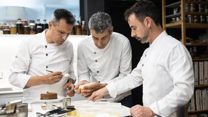 DVD 1213 16/05/2024 - Barcelona - GASTRO. Reportaje sobre el Restaurante con 3 estrellas Michelin A Disfrutar de Barcelona, el mejor restaurante del mundo, de los cocineros Mateu Casañas, Eduard Xatruch y Oriol Castro. reunion de mesa creativa. Foto: Massimiliano Minocri