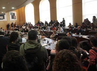 Estudiantes contrarios a Bolonia irrumpen en la reunión de la junta de gobierno de la Universidad de Valencia.