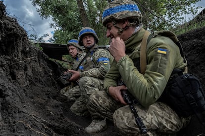 Ukrainian soldiers were protecting themselves from Russian attacks on Tuesday in the Sumi province (Ukraine), very close to the border.