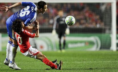 Terry sujeta a Aimar y le golpea con el codo en la eliminatoria de cuartos entre Chelsea y Benfica.