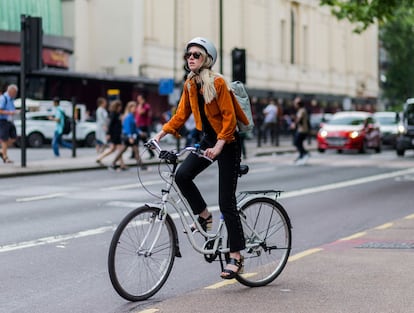 Una mujer en bicicleta por las calles de Londres.