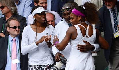 Robert Williams abraza a su hija Serena, ante la mirada de Venus Williams, después de la final de Wimbledon de 2012.