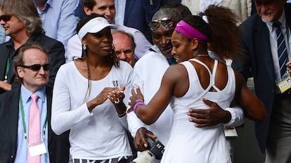 Robert Williams abraza a su hija Serena, ante la mirada de Venus Williams, después de la final de Wimbledon de 2012.