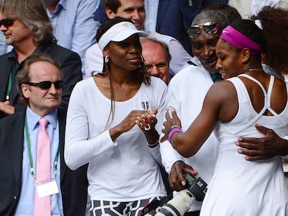 Robert Williams abraza a su hija Serena, ante la mirada de Venus Williams, después de la final de Wimbledon de 2012.