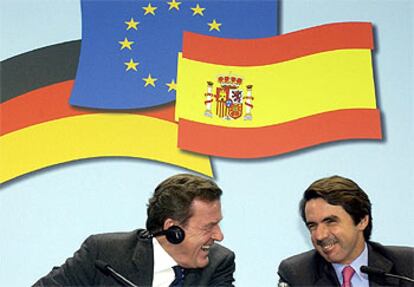 Gerhard Schröder, a la izquierda, y José María Aznar tras la cumbre hispano-alemana de ayer en Berlín.
