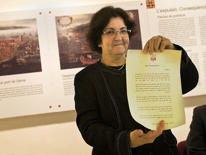 Hayat Dinia, ayer, con la carta de bienvenida que le dedica la Fundació Cirne.