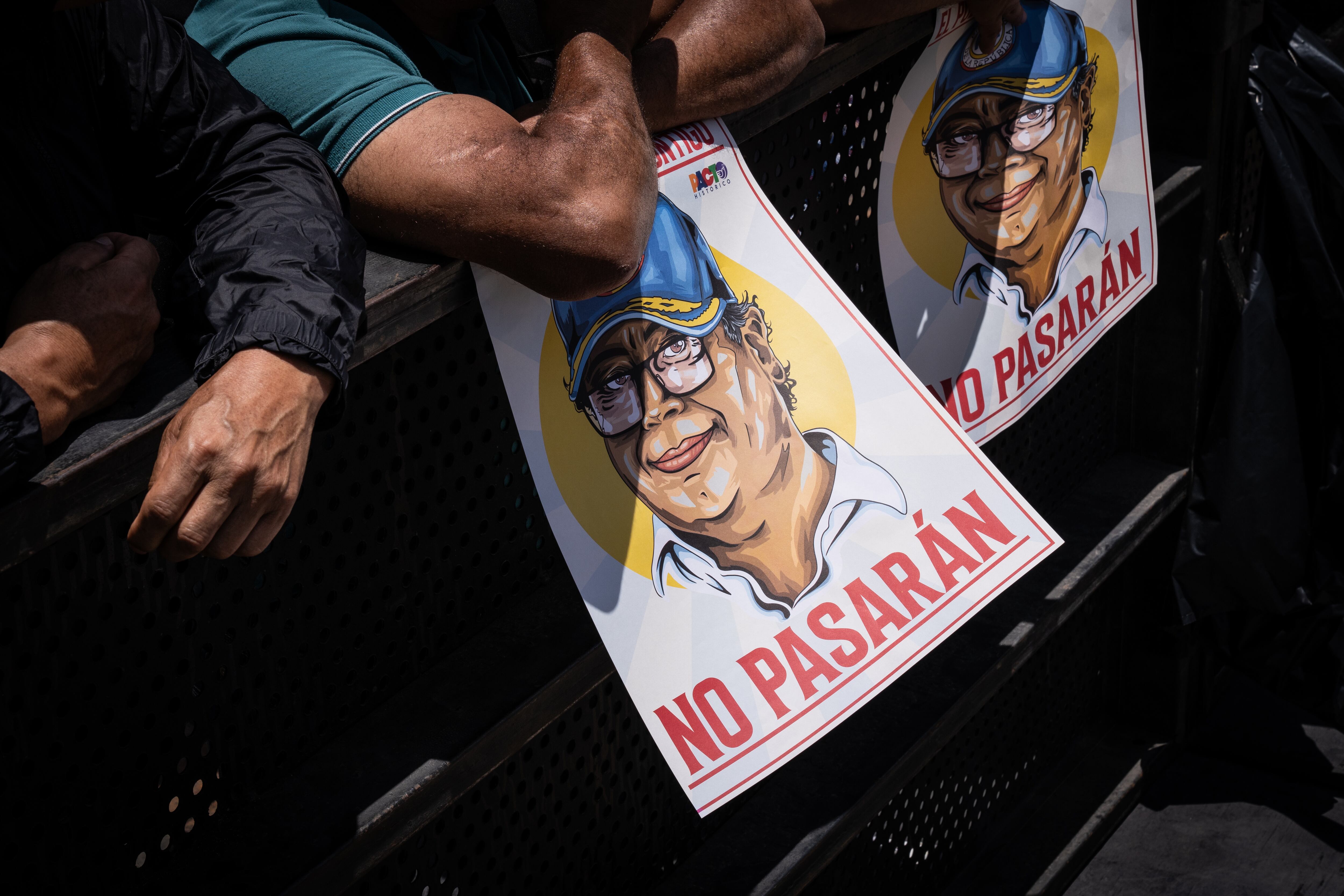 Carteles a favor del gobierno de Gustavo Petro y sus reformas durante el mitin. 