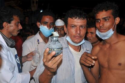 Varios manifestantes muestran una granada de gas lacrimógeno lanzada por las fuerzas de seguridad durante las protestas de antigubernamentales en la ciudad de Taiz, ataque en el que han fallecido unas cincuenta personas.